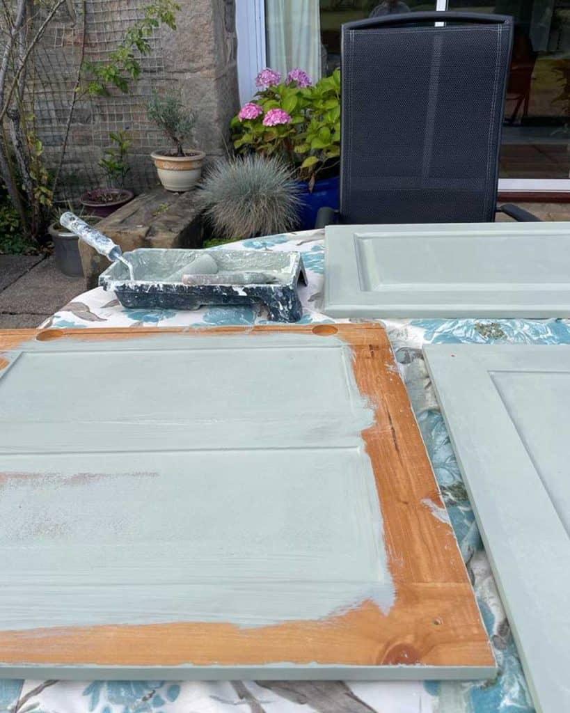Paint your kitchen cupboards - easy DIY home projects 