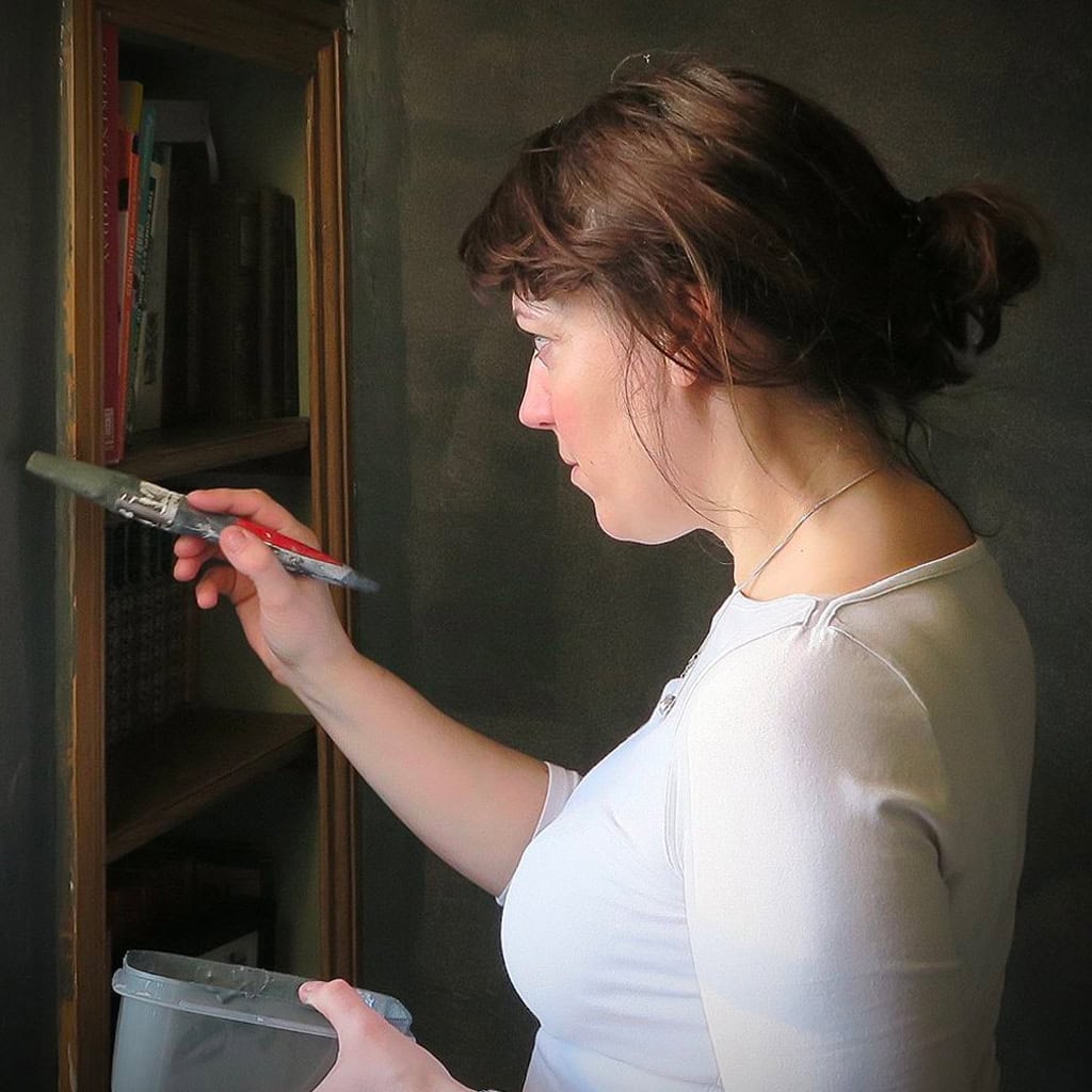 Paint a wall - easy DIY home projects 
