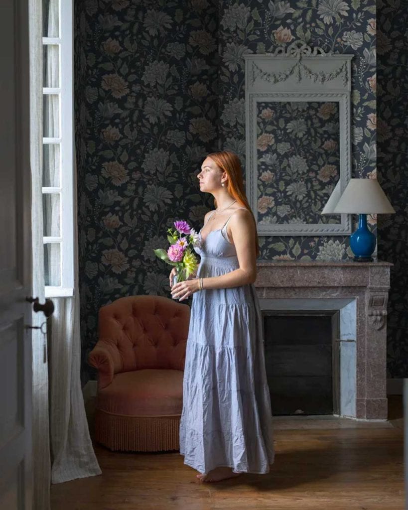 Flower wallpaper, reminiscent of the homes of our grandparents or even the manor houses of period films or TV series (think Bridgerton or Downton Abbey).