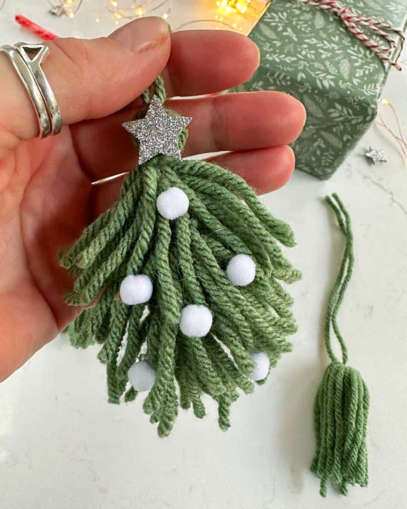 simple DIY Christmas crafts — how to make a woollen Christmas tree garland.