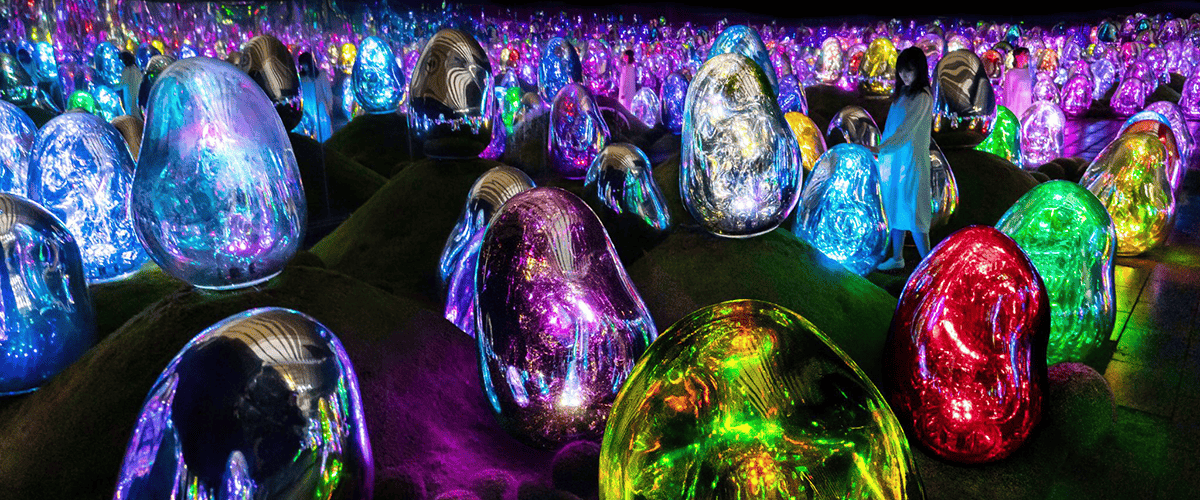 eamLab, Resonating Microcosms - Solidified Light Color, 2022, Interactive Digital Installation, Endless, Sound: Hideaki Takahashi, Production Support: Hirohito Saito (OryZa Design), Shinya Yoshida (SYD INC.). ©teamLab