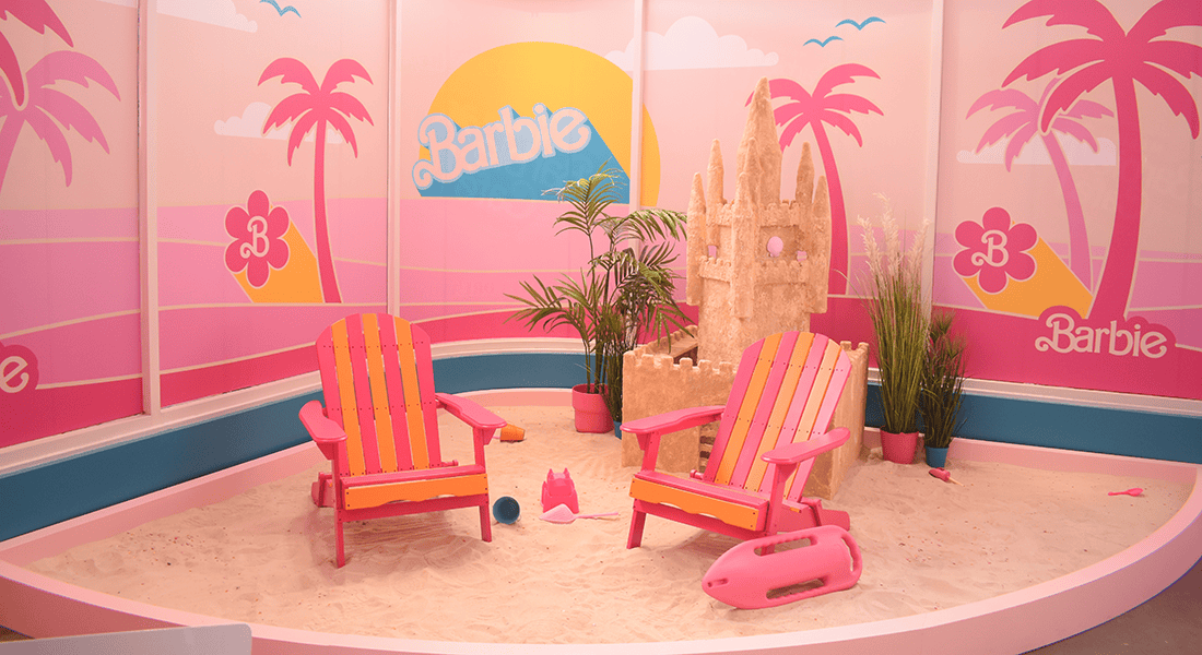 A cafe with a beach?! Well, some beach sand at least...  (photo by V.Misiti for Theme Park Magazine)