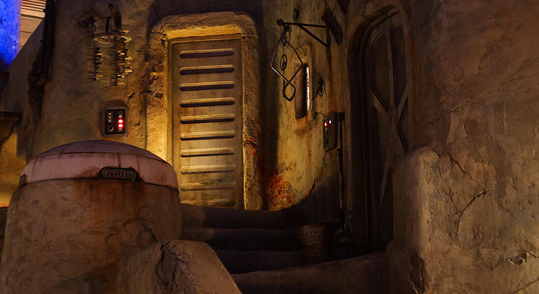 The ambiance of Star Wars: Galaxy's Edge ads to the realism (photo by Joe Tracy, © Theme Park Magazine)