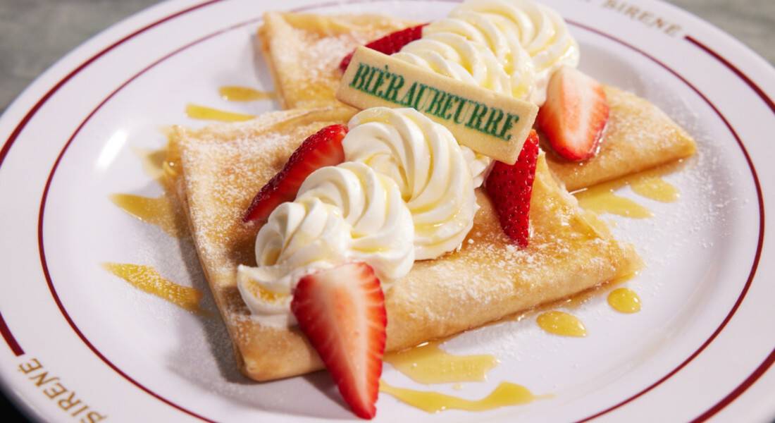 Butterbeer Crêpe at Café L’air De La Sirène. For the first time ever, guests can enjoy the flavors of Butterbeer in a crepe that includes shortbread cookie butter, Bavarian cream, Butterbeer cream, strawberries, Butterbeer drizzle, and a Butterbeer shortbread cookie. Photo by ©Universal Orlando Resort.
