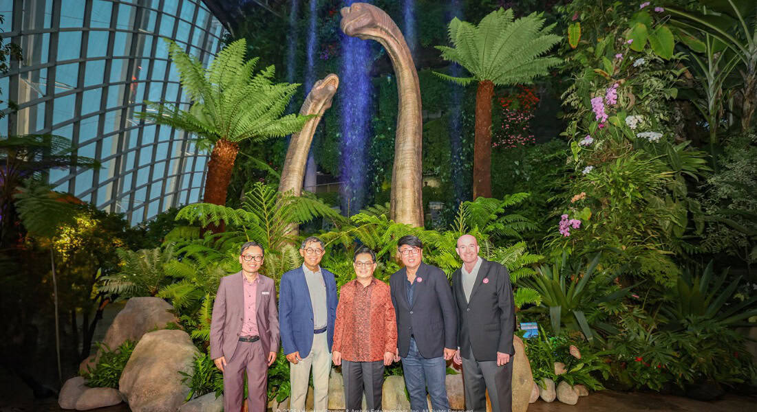 Officials mark the opening of Jurassic World: The Experience. Left to Right: Mr. Felix Loh (CEO, Gardens by the Bay), Mr. Niam Chiang Meng (Chairman, Gardens by the Bay), Mr. Heng Swee Keat, Mr. Ron Tan (Group CEO, NEON) and Mr. Campbell Swann (Vice President, International Operations, Universal Destinations & Experiences)