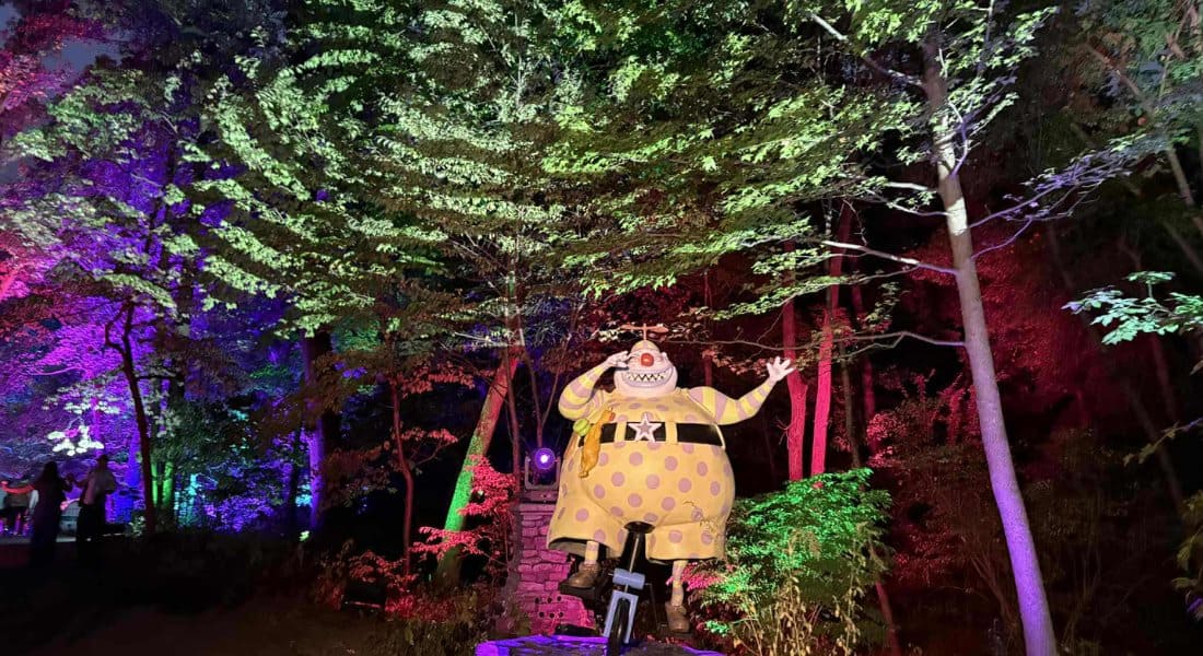 Dramatic lighting is a major part of the Nightmare Before Christmas Light Trail experience. (picture by Austin Logatto & Rita Siemers for Theme Park Magazine)