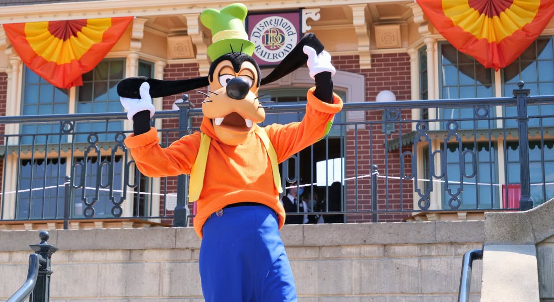 Goofy in front of the Disneyland Railroad at Disneyland. (photo by Joe Tracy for ©Theme Park Magazine)