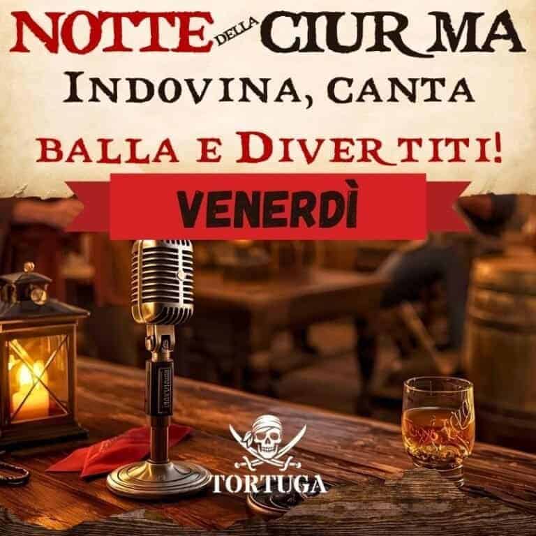 1. Microfono vintage sul tavolo di Tortuga Bay RistoPub con drink e atmosfera calda, ideale per serate di musica e divertimento, perfetto per eventi live e intrattenimento a Venezia.