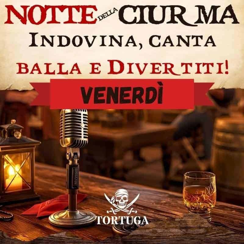 1. Microfono vintage sul tavolo di Tortuga Bay RistoPub con drink e atmosfera calda, ideale per serate di musica e divertimento, perfetto per eventi live e intrattenimento a Venezia.