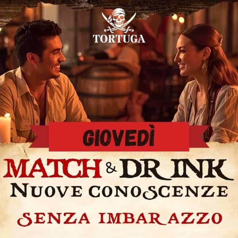 Due persone sorridenti che si godono una serata al Tortuga Bay RistoPub, con musica dal vivo e atmosfera accogliente, ideale per incontri e divertimento.