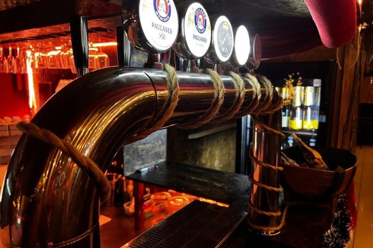 Bar con Krus, birre artigianali e atmosfera autentica.