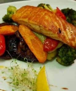 Lazac roston kerti zöldségekkel