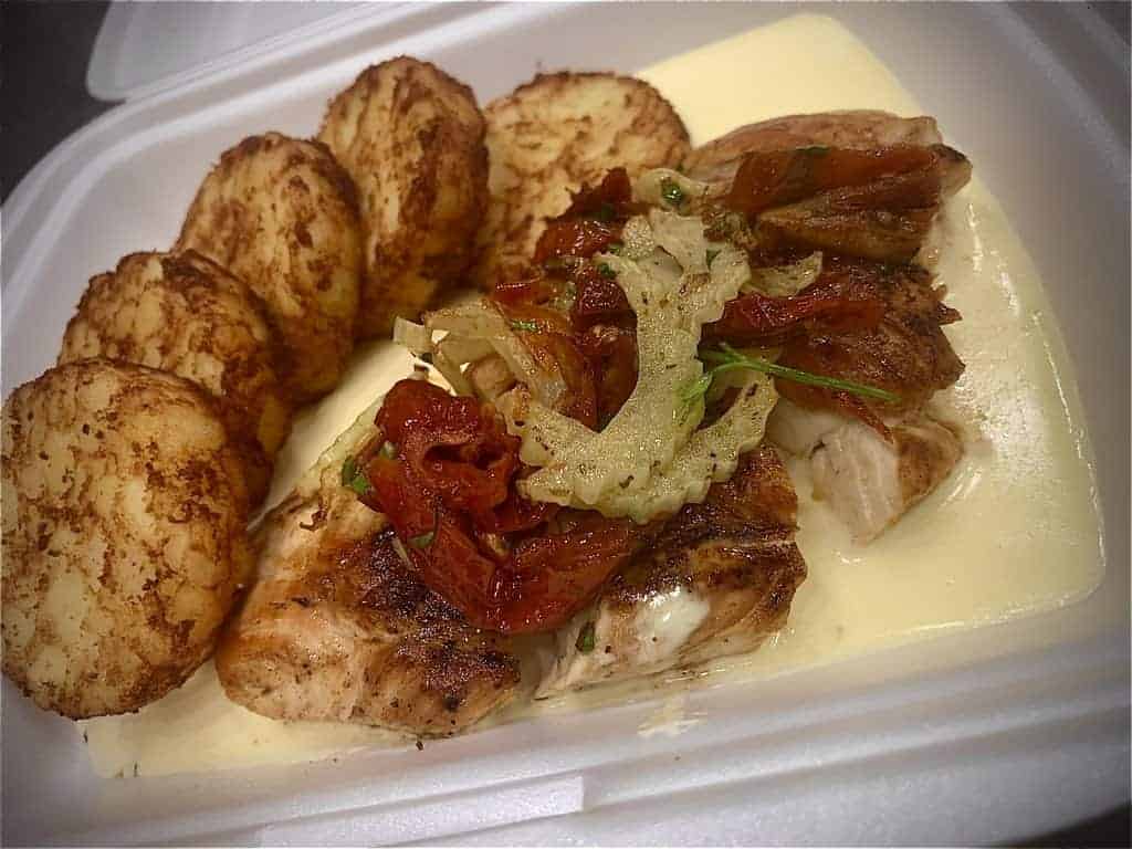 Csirke steak füstölt sajtmártással szárított paradicsomos zellerrel röszti burgonyával