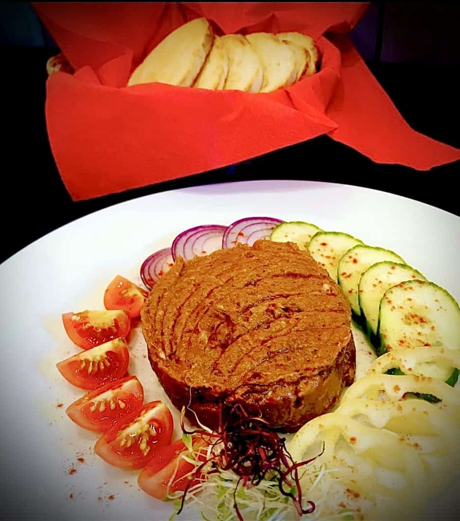 Tatár beefsteak zöldségekkel pirítóssal