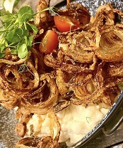 Kemencés tarja steak lyoni hagymával juhtúrós sztrapacskával