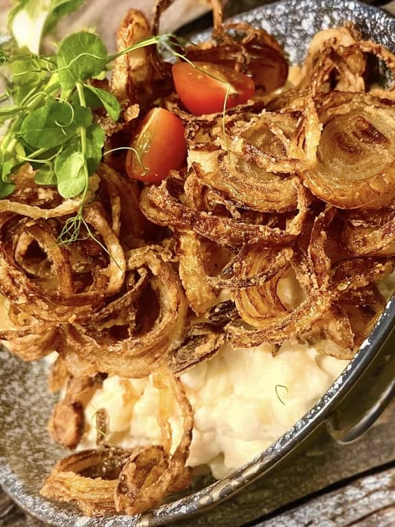 Kemencés tarja steak lyoni hagymával juhtúrós sztrapacskával