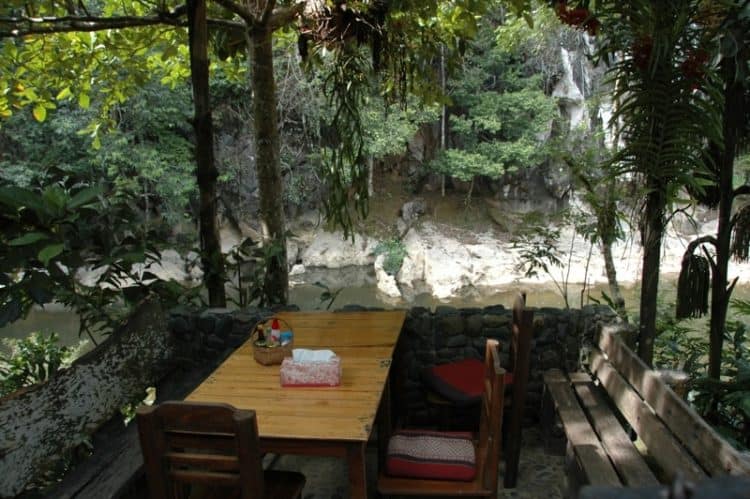 Table and Chairs at Art's Riverlodge