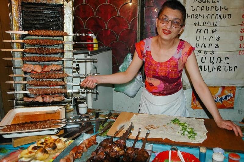 Comida callejera de Armenia, kebabs en Yerevan.
