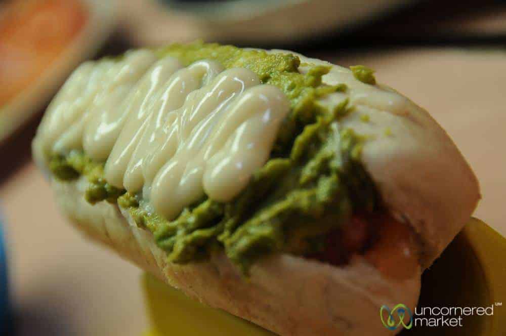 Comida callejera chilena, un completo italiano en Santiago.