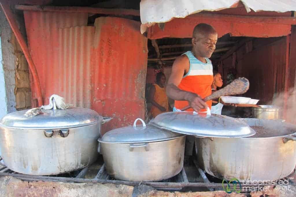 Comida callejera haitiana en Jacmel.