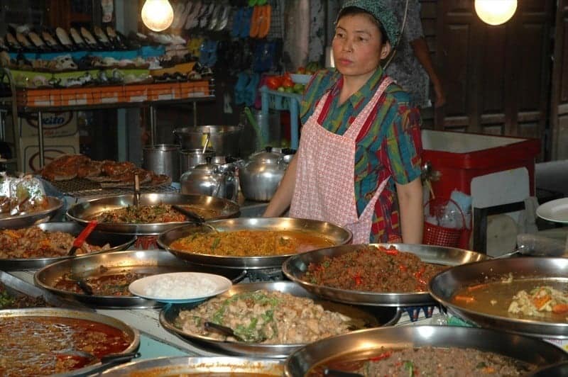 Puesto de comida callejera tailandesa en Bangkok.