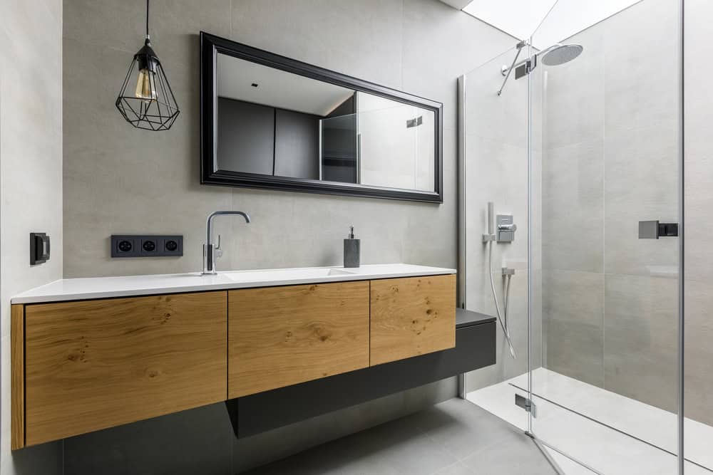 Modern,,Gray,Bathroom,With,Walk,In,Shower,,Mirror,And,Countertop