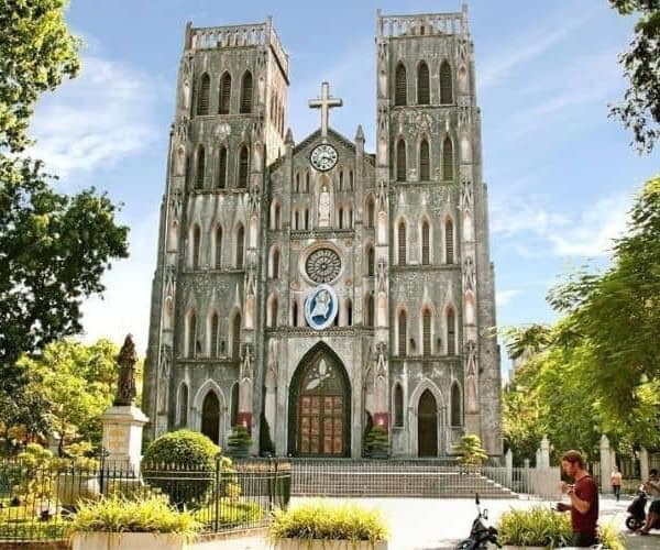 Cathedral-saigon-NotreDame-ViettrendTour.