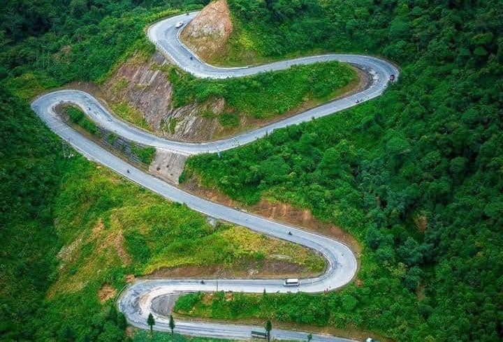 bac-sum-pass-winding-road-ha-giang-viettrendtour