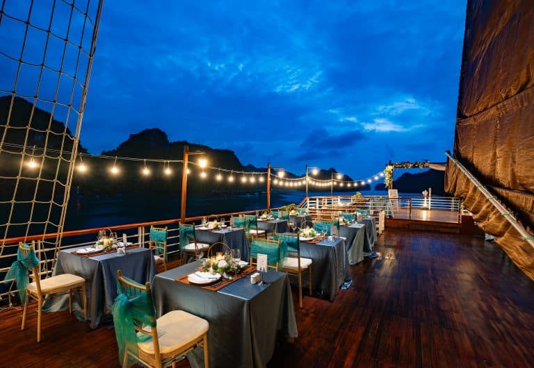 lan-ha-bay-dinner-under-stars-cruise-viettrendtour