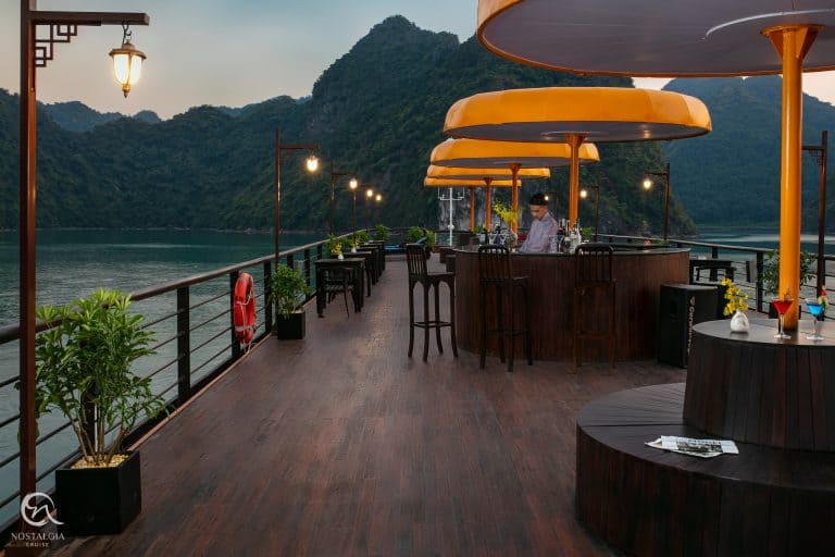 lan-ha-sunset-bar-sundeck-nostalgia-cruise-viettrendtour