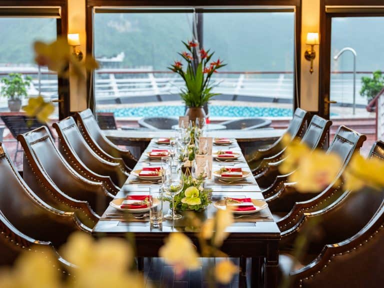 luxury-dining-hall-view-lan-ha-cruise-viettrendtour