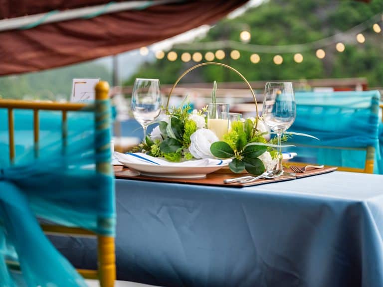 romantic-table-decor-on-deck-lan-ha-cruise-viettrendtour