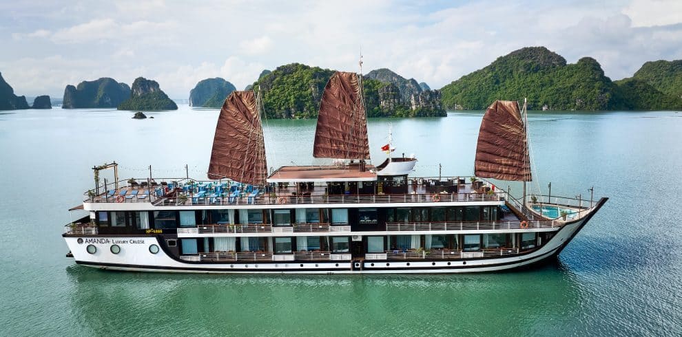 amanda-cruise-halong-bay-panorama-viettrendtour