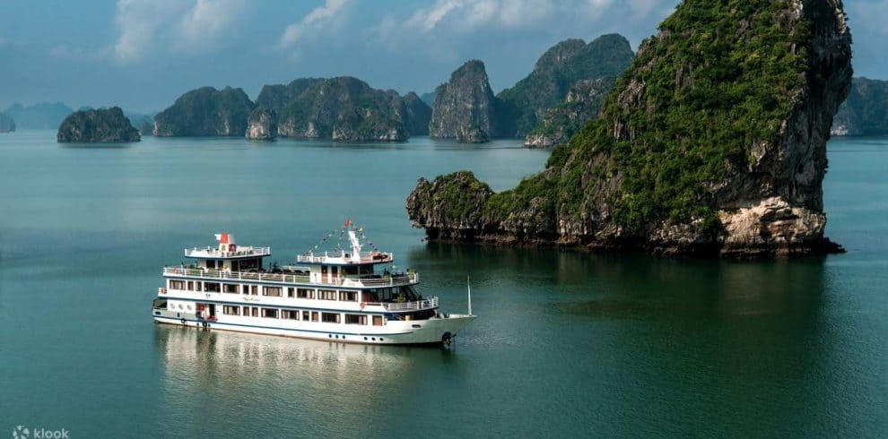 bai-tu-long-bay-serene-view-viettrendtour