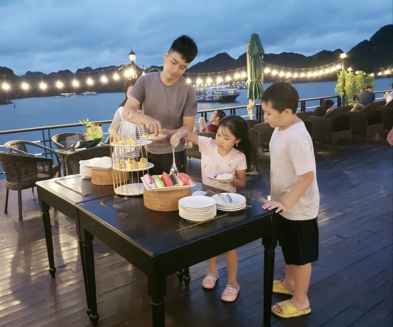 halong-bay-sunset-party-family-moment-viettrendtour