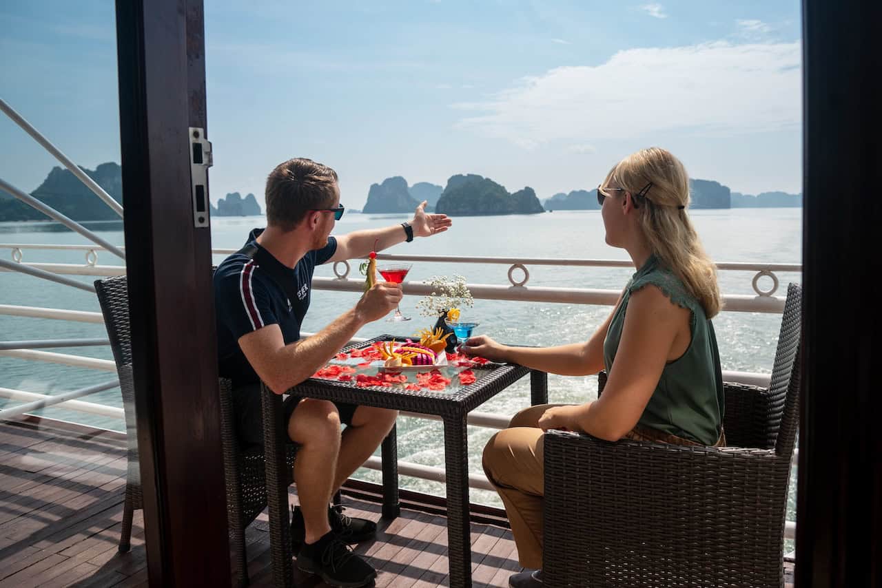 bai-tu-long-cruise-balcony-view-couple-cocktails-panorama-viettrendtour
