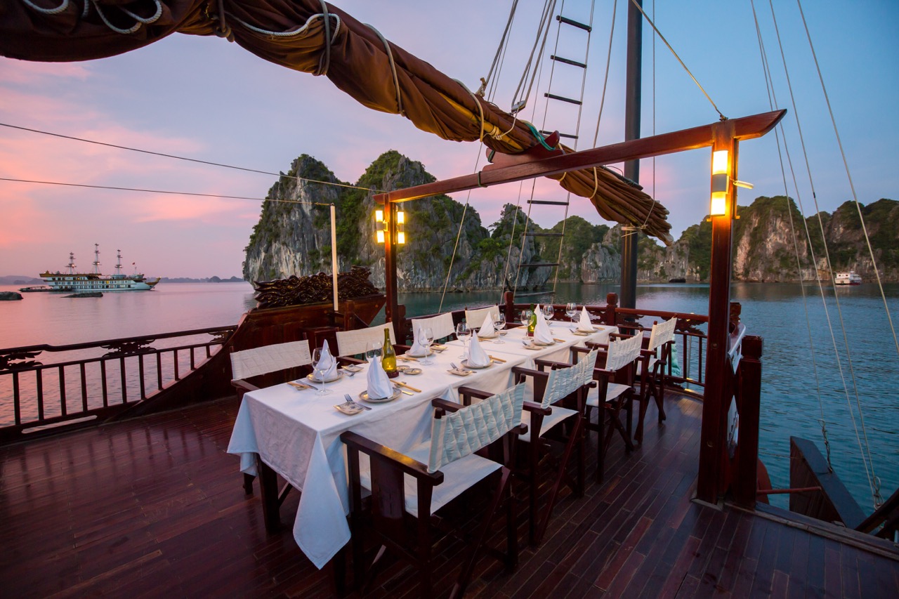 bai-tu-long-cruise-outdoor-dining-golden-hour-dragons-pearl-viettrendtour