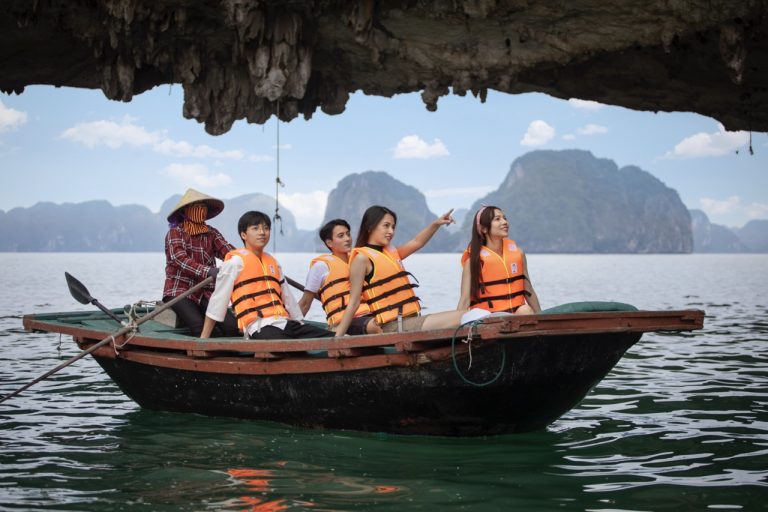 bai-tu-long-cruise-vung-vieng-bamboo-boat-cave-lagoon-viettrendtour