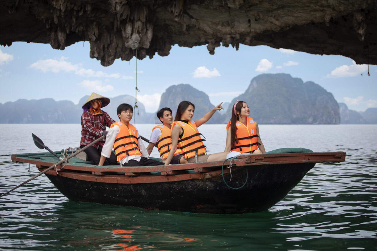 bai-tu-long-cruise-vung-vieng-bamboo-boat-cave-lagoon-viettrendtour