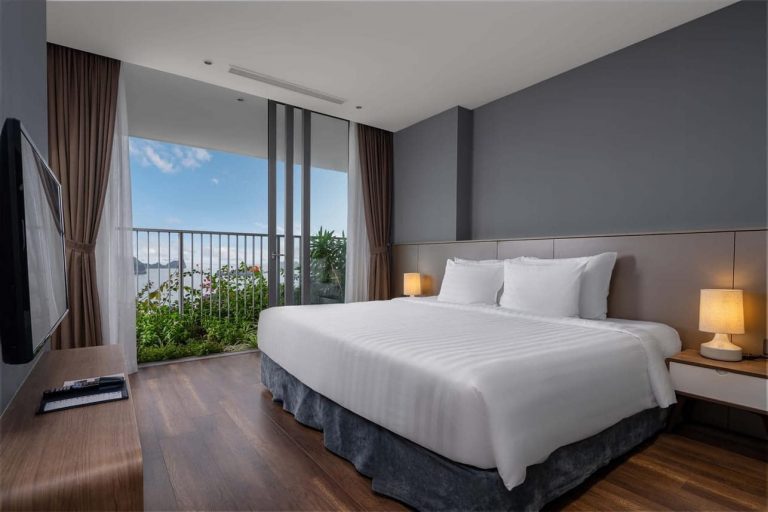 halong-bay-hotel-room-balcony-view-viettrendtour