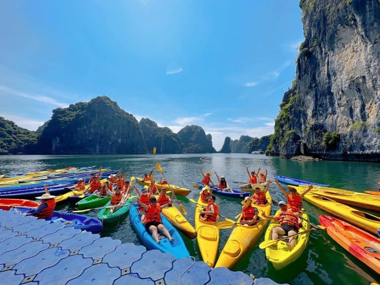 halong-bay-kayaking-floating-dock-group-fun-viettrendtour