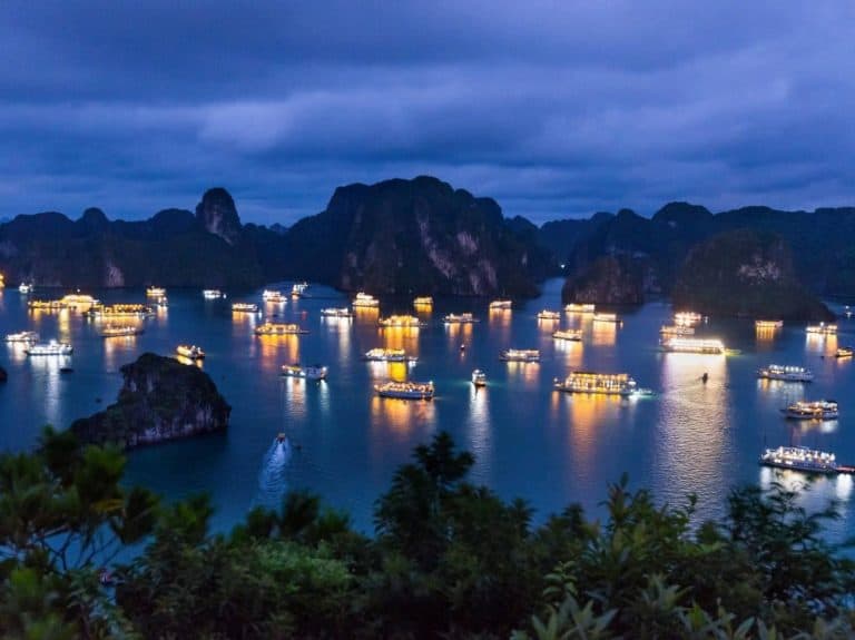 halong-bay-overnight-cruises-bay-of-lights-viettrendtour