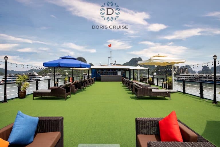 sundeck-central-bar-loungers-doris-cruise-lan-ha-bay-viettrendtour