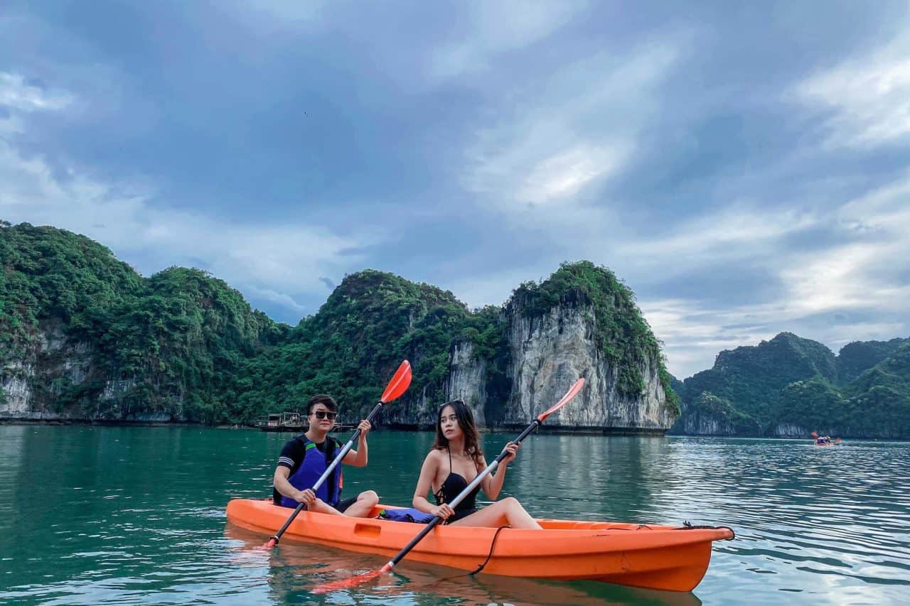 lan-ha-bay-couple-kayaking-romantic-scenery-viettrendtour lan-ha-bay-couple-kayaking-romantic-scenery-viettrendtour
