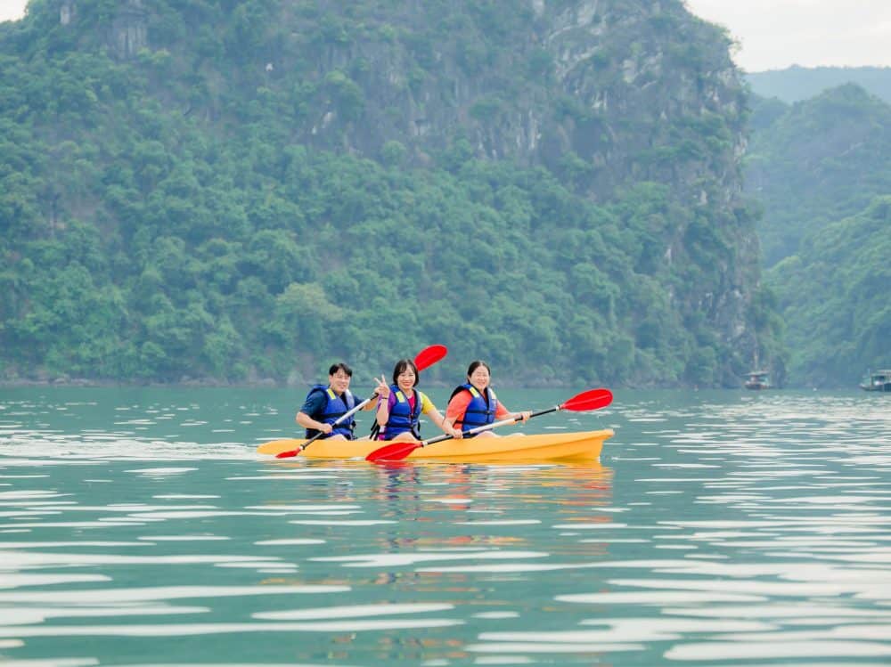 lan-ha-bay-cruise-family-kayak-adventure-viettrendtour Family time on the water—easy paddling, playful waves, and memories that last.