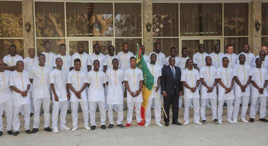 Arrivée en Russie : Les Lions débarquent en tenue africaine - wiwsport