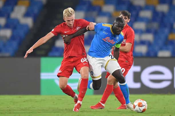 NAPLES, ITALY - SEPTEMBER 30: Kalidou Koulibaly of SSC Napoli vies with Ruslan Litvinov and Zelimkhan Bakaev of Spartak Moskva during the UEFA Europa League group C match between SSC Napoli and Spartak Moskva at Stadio Diego Armando Maradona on September 30, 2021 in Naples, Italy. (Photo by Francesco Pecoraro/Getty Images)