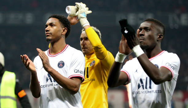 NICE, FRANCE - MARCH 5: Abdou Diallo, goalkeeper of PSG Keylor Navas, Idrissa Gueye Gana of PSG salute their supporters following the Ligue 1 Uber Eats match between OGC Nice (OGCN) and Paris Saint-Germain (PSG) at Allianz Riviera Stadium on March 5, 2022 in Nice, France.  (Photo by John Berry/Getty Images)