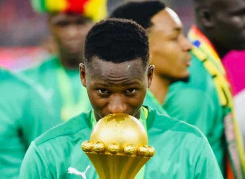 CAF Awards 2022 : Pape Matar Sarr remporte le trophée du Meilleur Jeune Joueur Africain de l'année ! - wiwsport