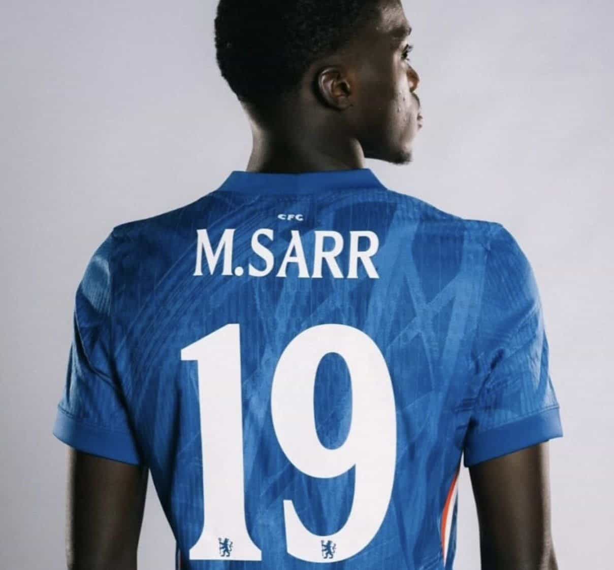 Chelsea : Mamadou Sarr va conserver le numéro 19 porté par un certain … Demba Ba ! - wiwsport